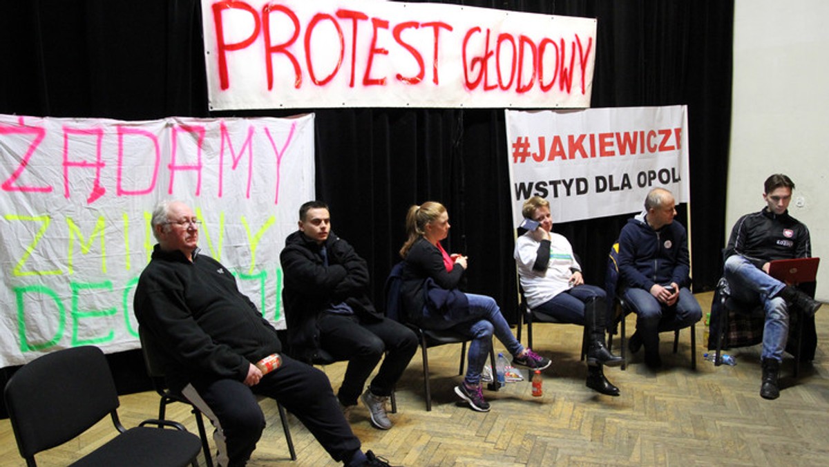 Dwie osoby zasłabły dziś w nocy podczas strajku głodowego w Dobrzeniu Wielkim. Trafiły do szpitala. Tymczasem do protestu przystąpił kolejny uczestnik. O wizycie ministra Błaszczaka na razie nic nie wiadomo.