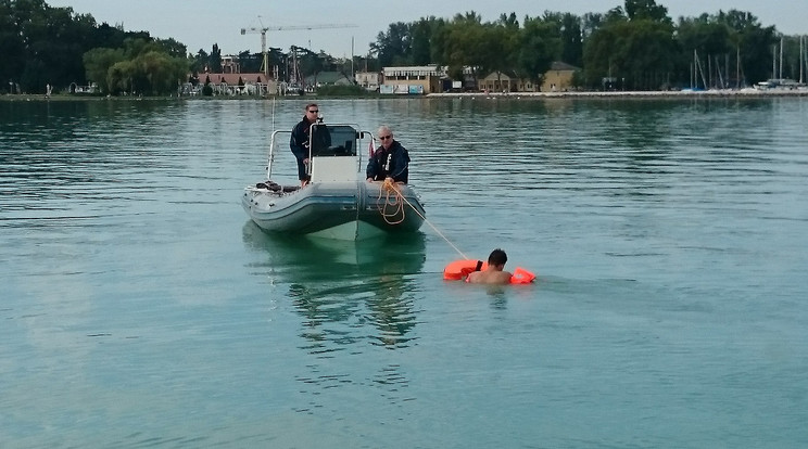 Így huzakodtak a vízrendőrök a részeg úszóval / Fotó: police.hu