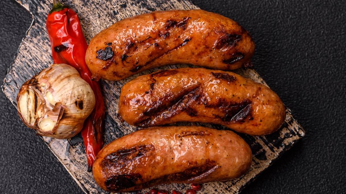 Câtă carne de vită este, de fapt, în cârnații de vițel. Ce au găsit experții în 14 produse din supermarketuri