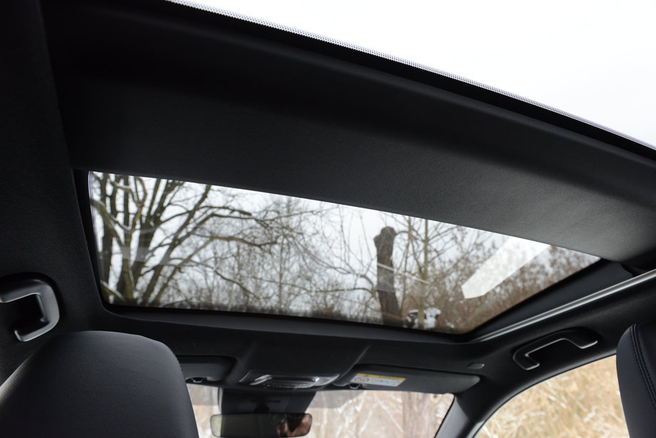 Toyota Corolla Cross w bogato wyposażonych wersjach może mieć nawet wielkie, efektowne okno dachowe.