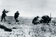 Egzekucja Żydów koło Iwangorodu (Ukraina) wykonywana przez żołnierzy  Einsatzgruppen, 1942 r. Niemieckie zdjęcie zdobyte przez polskiego pracownika poczty 