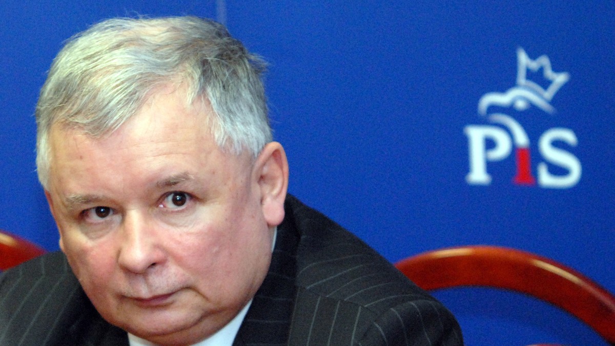 Po dzisiejszym przesłuchaniu przed komisją "hazardową" Jarosław Kaczyński ma się usunąć w cień i zniknąć z oczu opinii publicznej - pisze dziennik "Polska. The Times".