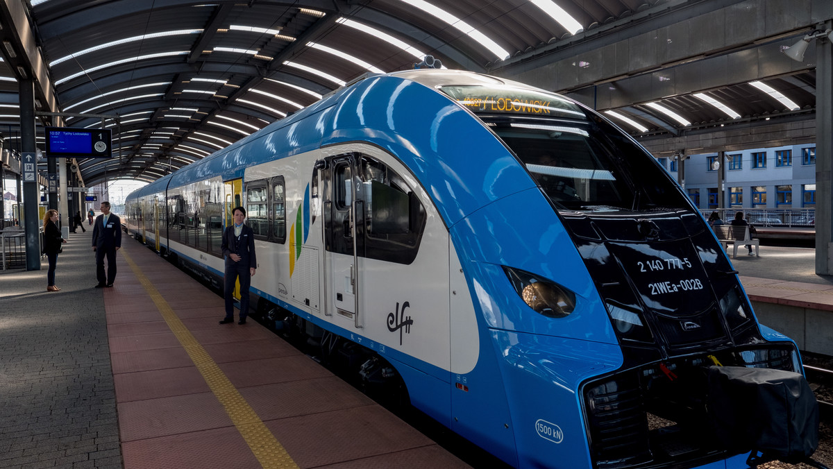 Śląskie: dodatkowe pociągi metropolitalne. Marszałek podpisał umowę