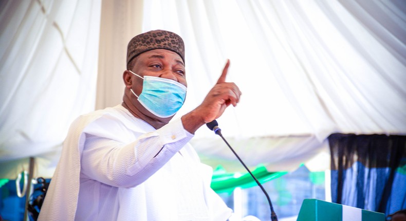 Ugwuanyi distributes 260 bags of fertiliser, 260 bags of maize to farmers