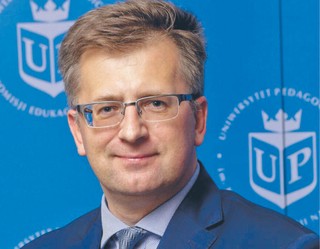 <p>Mariusz Wołosprof. dr hab., pracownik naukowy Instytutu Historii i Archiwistyki Uniwersytetu Pedagogicznego im. Komisji Edukacji Narodowej w Krakowie i Instytutu Historii PAN. Autor ok. 250 prac naukowych, w tym, wraz z prof. Markiem Kornatem, książki „Józef Beck. Biografia”</p>