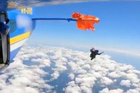 (VIDEO) SNIMAK KOJI LEDI KRV U ŽILAMA Padobranac se zaglavio na 4.600 metara visine: Noge mu udarale u avion, padobran se obmotao, a onda se desilo ČUDO