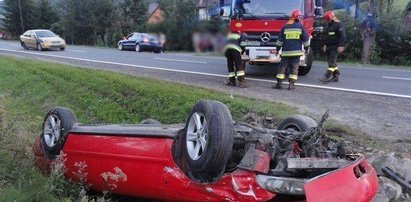 Wjechał w samochód, a potem dachował