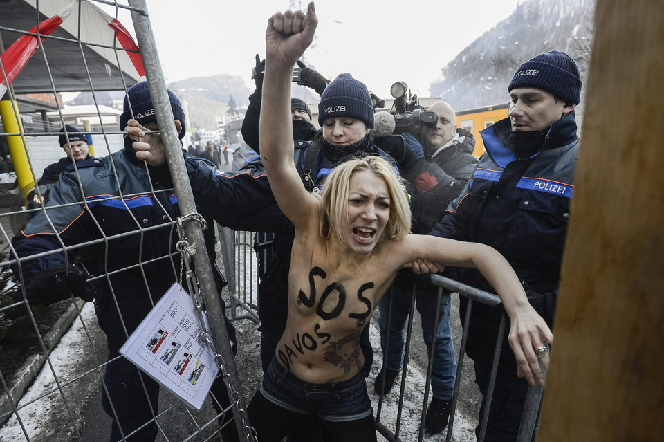Nagi protest w Davos