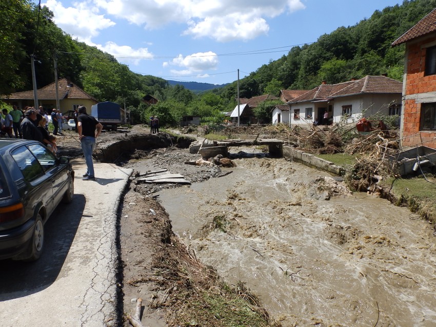 Gračačka reka nosila mostiće i delove puteva - Foto N. Božović