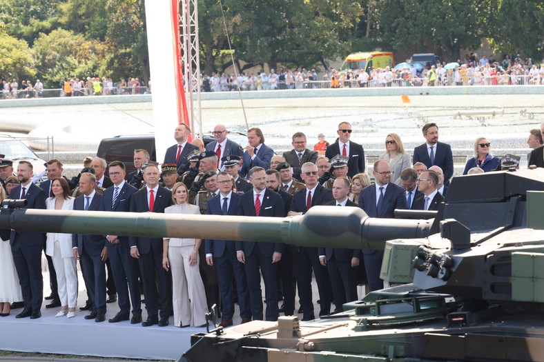 Warszawa, 15.08.2025. Defilada wojskowa na warszawskiej Wisłostradzie, w ramach obchodów Święta Wojska Polskiego, 15 bm. Tegoroczna defilada wojskowa odbywa się pod hasłem „Dziękujemy za Waszą służbę”. (mr) PAP/Rafał Guz