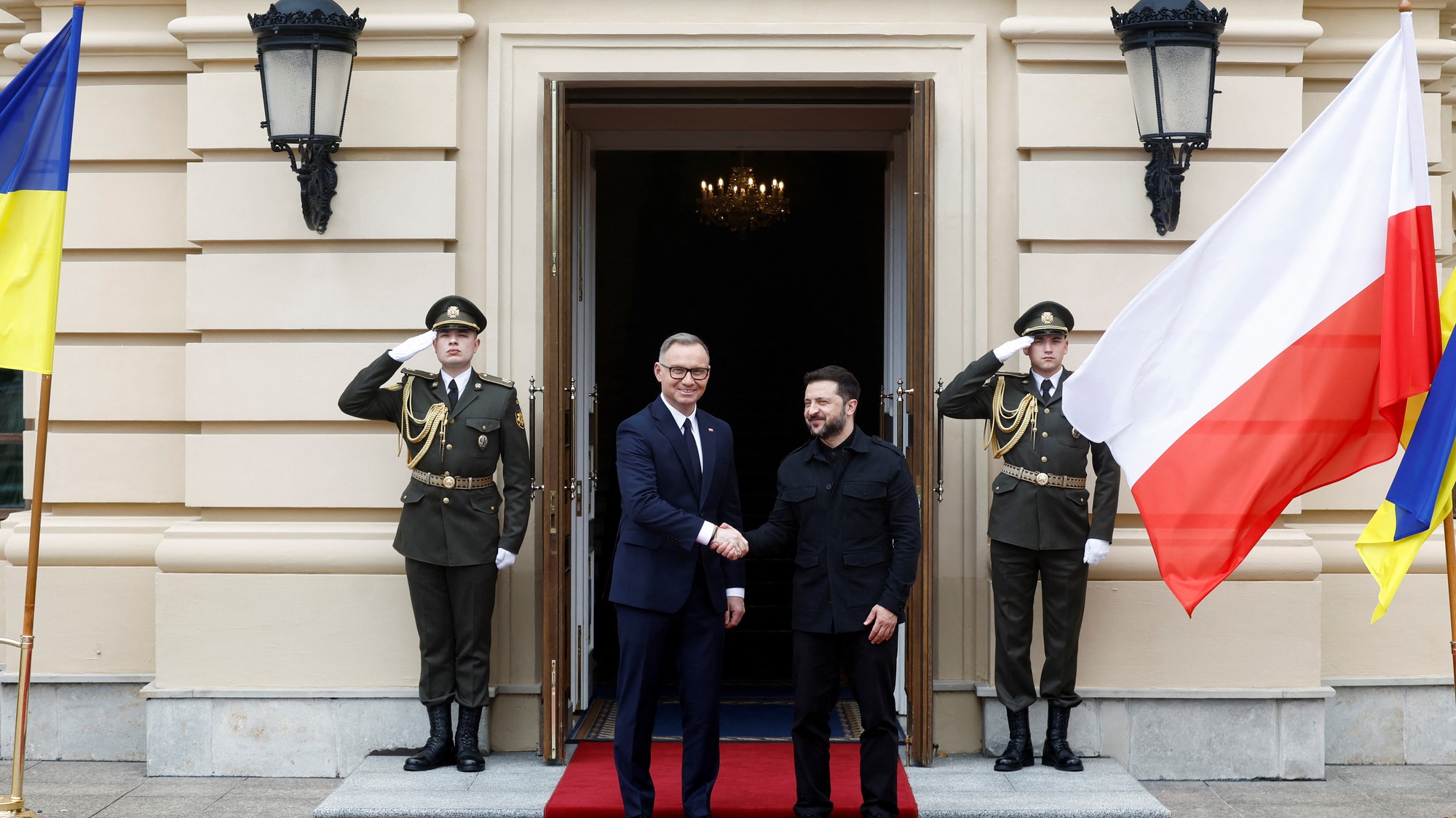 Odchádzajúci poľský prezident Andrzej Duda a ukrajinský prezident Volodymyr Zelenskyj.