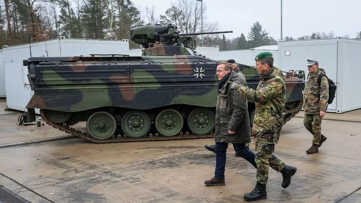 Minister obrony Niemiec Boris Pistorius na poligonie wojskowym w Munsterze