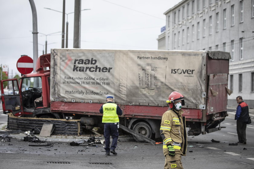 Ta ciężarówka zderzyła się z karetką