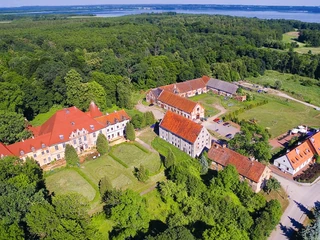 Pałac Lehndorffów i przyległy do niego kompleks zabudowań gospodarczych w Sztynorcie. Siedziba tej rodziny kryje tragiczną historię niemieckiego arystokraty straconego za udział w spisku przeciw Hitlerowi.