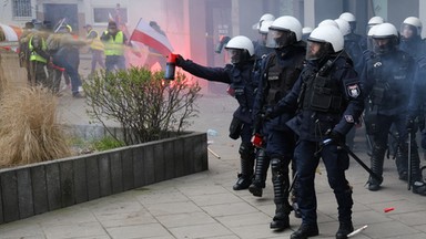 Zamieszki przed Sejmem. Jeden z protestujących zaatakował ekipę Polsat News