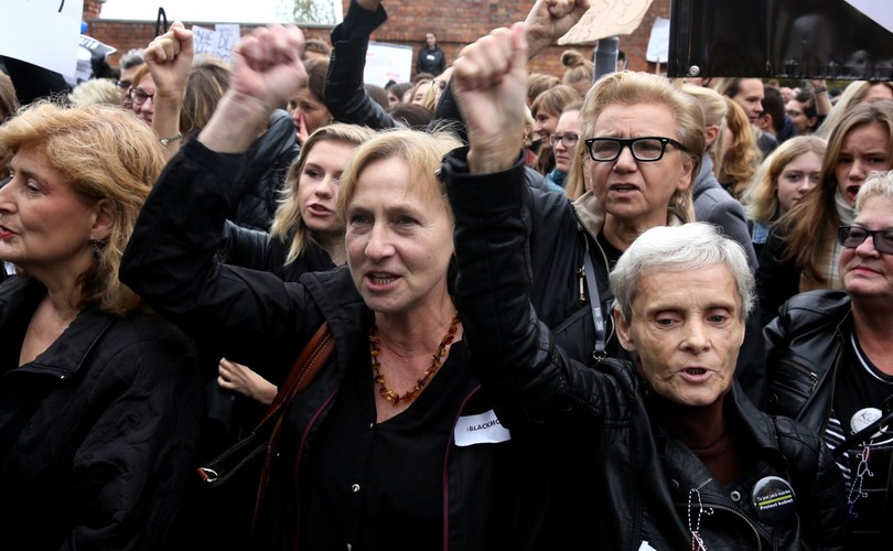 Czarny protest przed siedzibą PiS