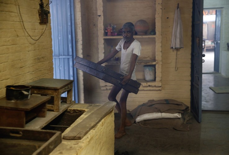 Tradycja i skręcane papierosy beedi powoli zabijają Hindusów