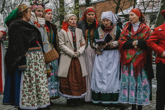 Uczestnicy korowodu poznawali weselne tradycje i pieśni