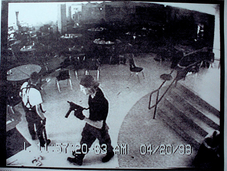  Eric Harris i Dylan Klebold - odpowiedzialni za strzelaninę w szkole Columbine High School w 1999 r. Kadr z nagrania z monitoringu