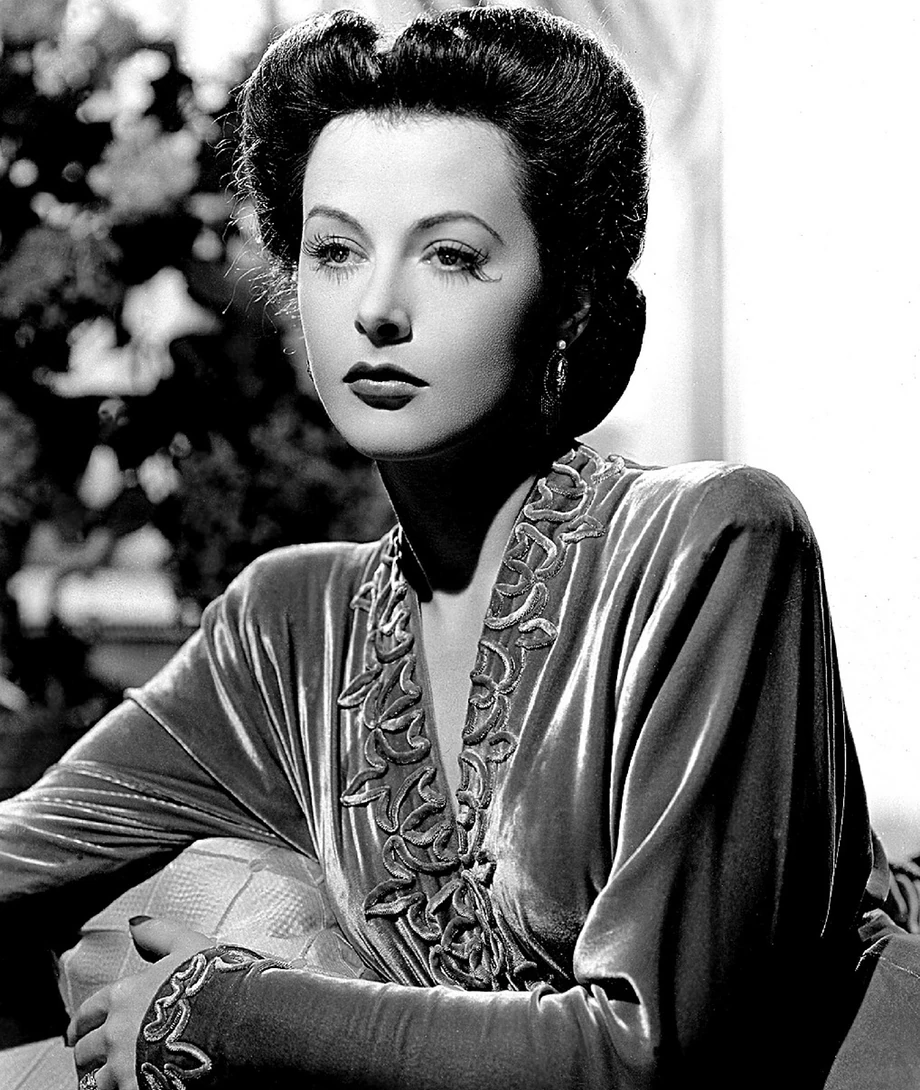 Hedy  Lamarr słabo mówiła po angielsku, ale udało się jej wynegocjować z producentami w Hollywood intratny kontrakt na role w filmach