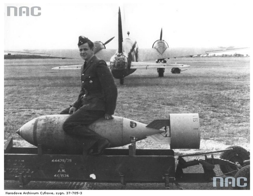 Tak pilot wspomina tropienie U-bootów na Oceanie Atlantyckim: "Ta część Atlantyku słynie z trudnych warunków, częstych burz, sztormów, silnego wiatru i ulewnych deszczów. W taką pogodę pilotowanie bombowego Wellingtona nie należało ani do łatwych, ani bezpiecznych. Potrzebna była bardzo dobra znajomość nawigacji, aby utrzymać na środku oceanu dokładny kurs"