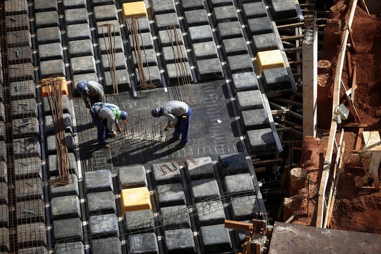 – Każde przejście przez ulicę stanowi wyzwanie – opowiada Rita da Silva. – Można próbować pokonać sprintem sześć pasów ruchu, między mknącymi 120 km/h samochodami. A z dzieckiem na ręku czy z zakupami zakrawa to na wyczyn! Alternatywą są źle oświetlone przejścia podziemne, gdzie buszują bandy rzezimieszków - opowiada dla jednego z polskich magazynów mieszkanka Brasilii.