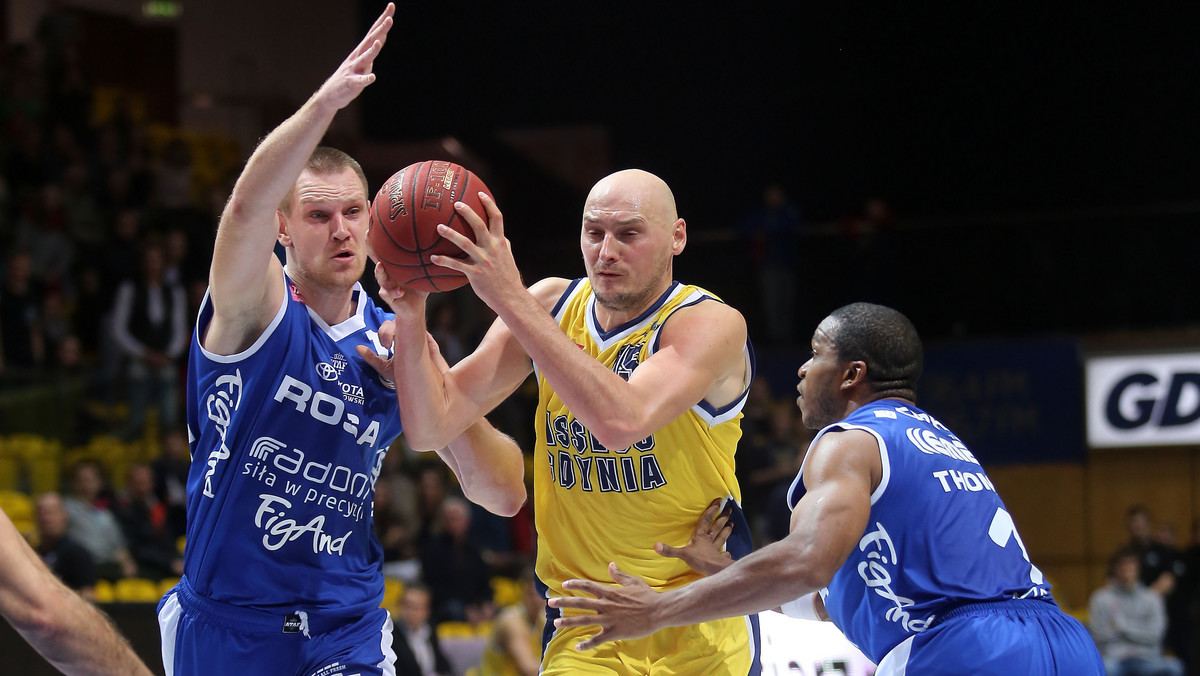 Asseco Gdynia niespodziewanie przegrało z Rosą Radom 61:64 (12:21, 11:15, 18:17, 20:11) w spotkaniu Tauron Basket Ligi. Mecz został rozegrany awansem z szóstej kolejki.