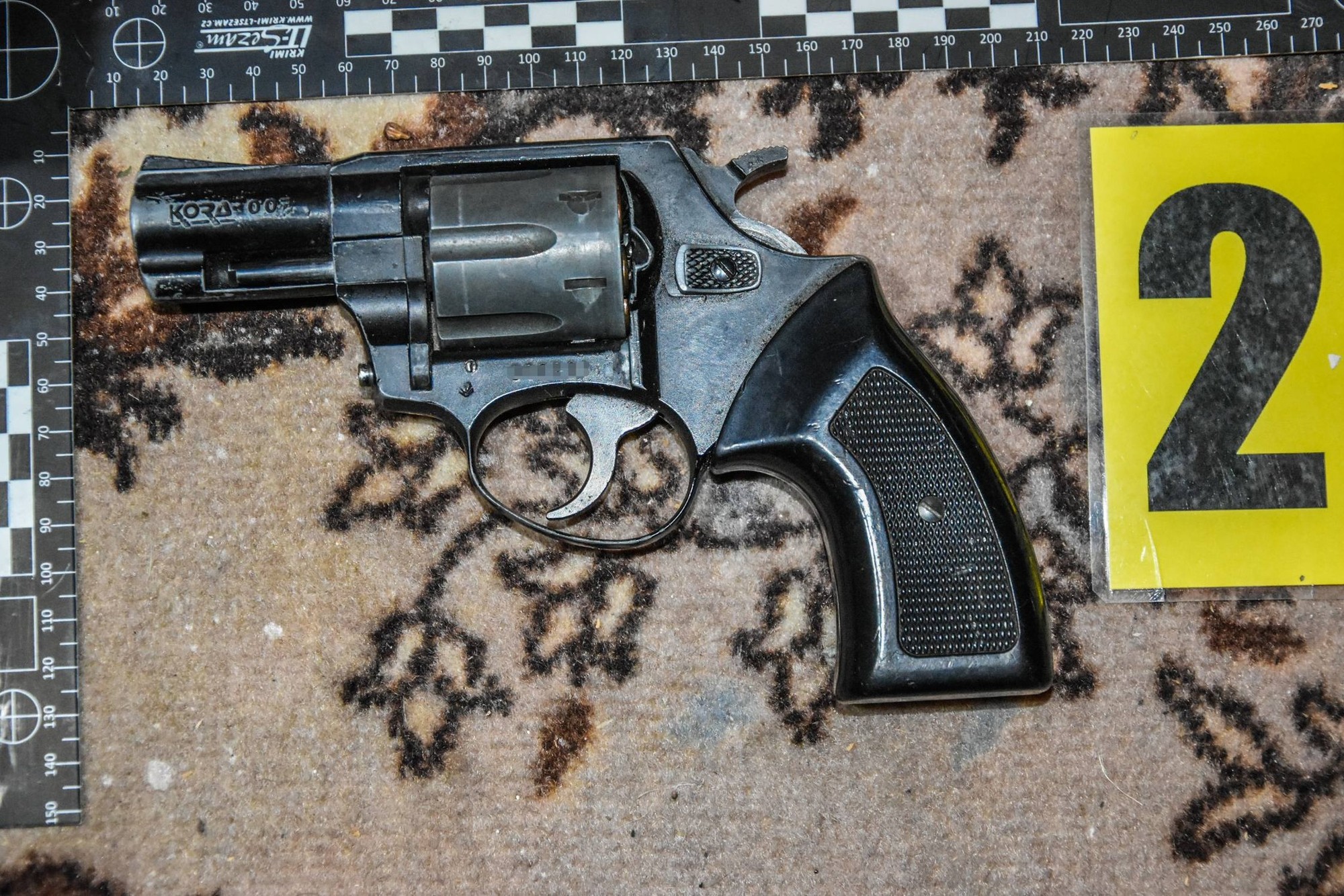 Polícia obvinila 65-ročného muža, ktorý mal doma nelegálne zbrane a strelivo.