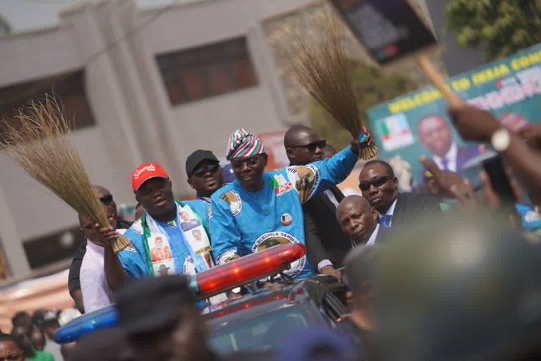 Sanwo-Olu rides with Ambode through the campaign ground in Lagos (Lagos APC) 