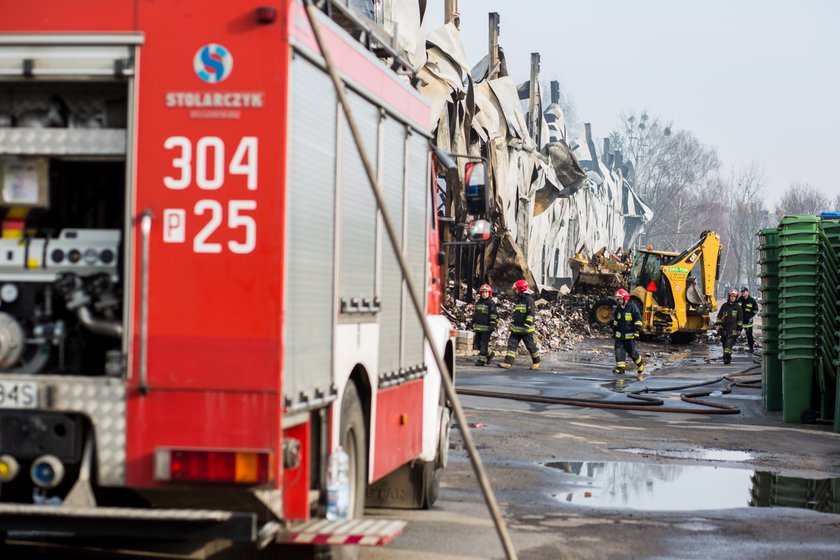 Akcja gaśnicza hali trwała całą noc. Strażacy zgliszcza dogaszali jeszcze w sobotę przed południem