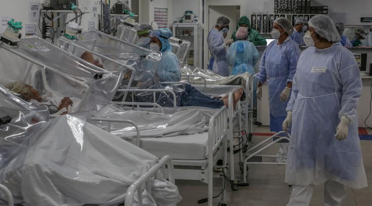 Doktorok és ápolók dolgoznak a brazíliai Gilberto Novaes Municipal kórház intenzív osztályán, 2020 május 21-én.