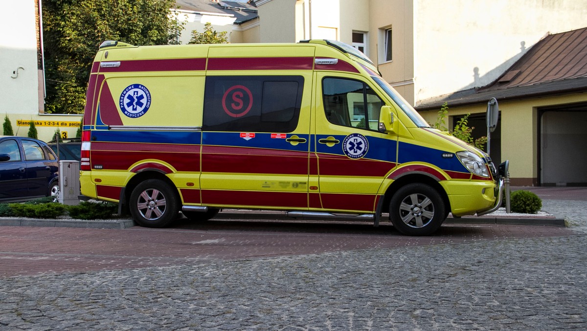 Wypadek we Wrocławiu. 26-letnia kobieta chciała wsiąść do nocnego autobusu linii 253. Nie zdążyła, bo została przytrzaśnięta drzwiami. Chwilę później autobus ruszył – w ten sposób kierowca przejechał dobre dwieście metrów – ciągnąc kobietę za sobą. Zatrzymał się dopiero przy skrzyżowaniu Piotra Skargi z Teatralną. Policja ukarała go mandatem. Tymczasem poszkodowana pasażerka z obrażeniami twarzy trafiła na obserwację do szpitala.