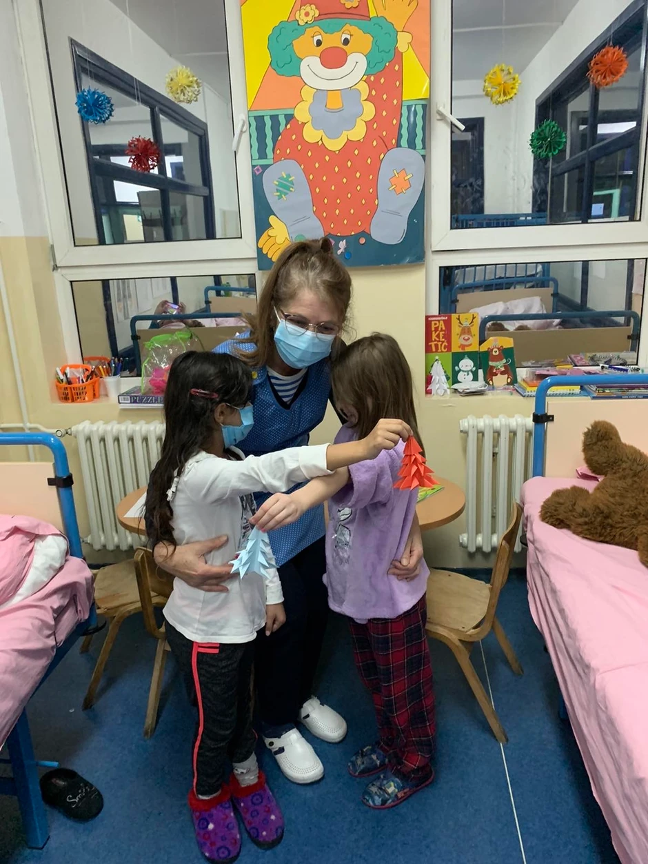 Vaspitačica Zorica Kelemen je tu da ih zagrli umesto mame