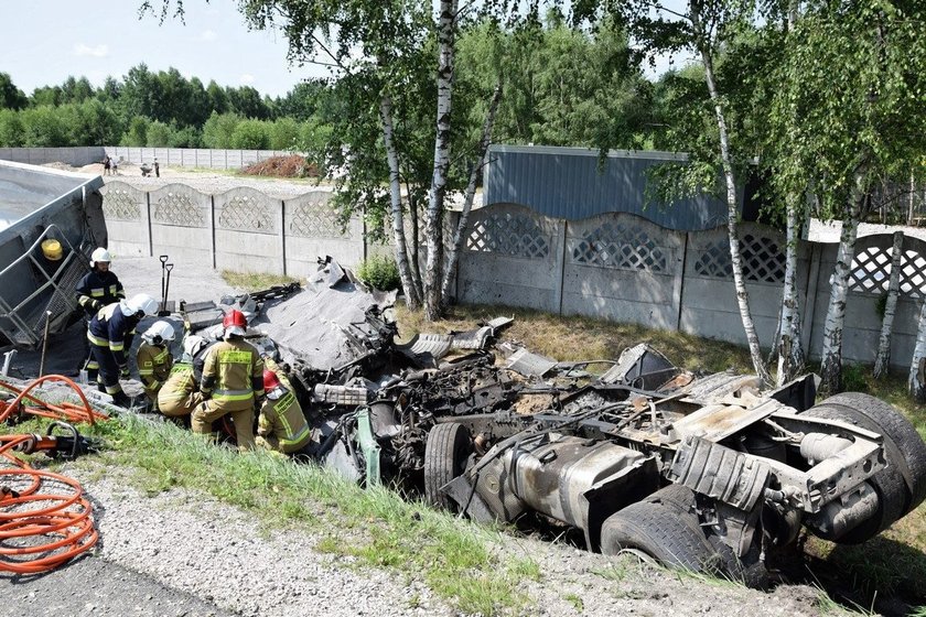 Tir zderzył się z osobówką. Nie żyją cztery osoby, w tym dwoje dzieci