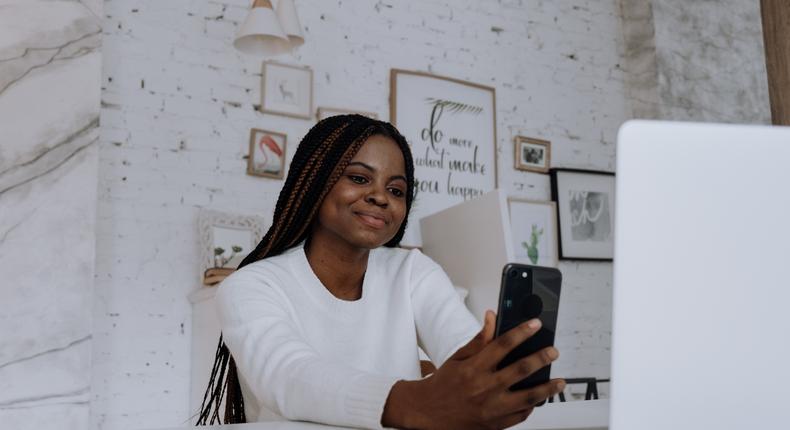 Une femme à l'ère du digital/cottonbro studio