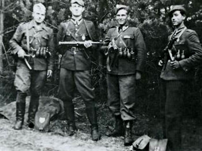 Czerwiec 1947. Żołnierze Wyklęci antykomunistycznego podziemia. Od lewej: Henryk Wybranowski "Tarzan" (+ XI 1948), Edward Taraszkiewicz "Żelazny" (+ X 1951), Mieczysław Małecki "Sokół" (+ XI 1947), Stanisław Pakuła "Krzewina".
