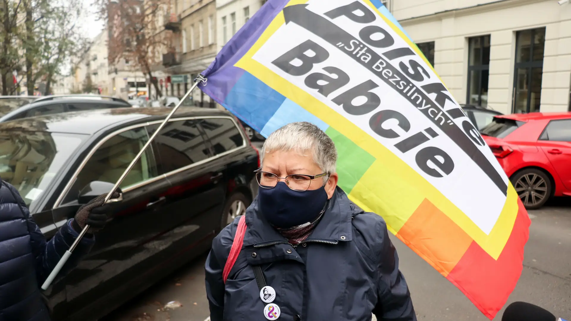 Polska Babcia znów aresztowana. "Otrzymała zarzut zaatakowania policjantów tęczową torbą"