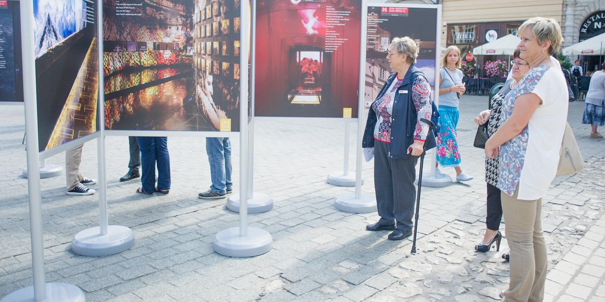 Zdjęcia Jana Pawła II na Rynku w Krakowie