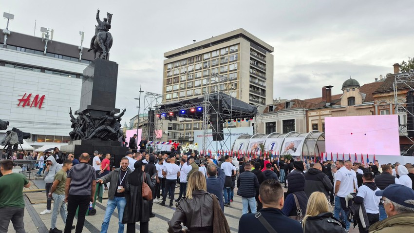 Atmosfera na Trgu kralja Milana u Nišu pred predizborni skup liste Aleksandar Vučić - Ujedinjena Srbija   