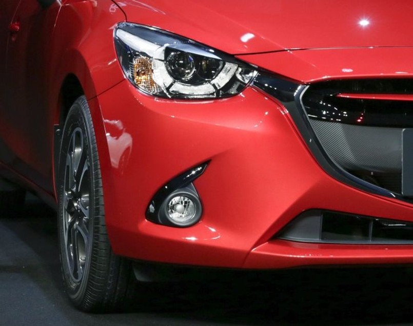 Nowa mazda2 zadebiutowała na rynku. Samochód seryjny niewiele różni się od prototypu hazuki, który zadebiutował wiosną 2014 roku w czasie salonu w Genewie. Zobacz, kiedy nowy rywal volkswagena polo, toyoty yaris i skody fabii pojawi się w sprzedaży. Czym zaskoczą inżynierowie z Kraju Kwitnącej Wiśni?