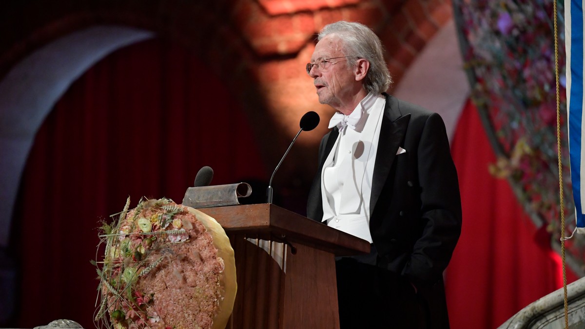 Laureat tegorocznej Literackiej Nagrody Nobla Peter Handke został w środę uznany za persona non grata przez władze Sarajewa oraz Kosowa. To efekt kontrowersyjnych opinii, jakie Handke wygłaszał na temat wojny w byłej Jugosławii.