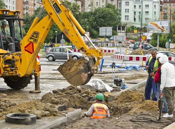 Ciężki sprzęt pracuje przy remoncie