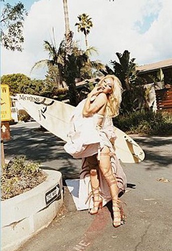 Pamela Anderson wystąpiła w ubraniach z nowej kolekcji Vivianne Westwood. Autorem zdjęć jest Juergen Teller
