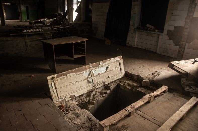 Drzwi do piwnicy, która według mieszkańców była używana jako miejsce tortur przez siły rosyjskie podczas okupacji miasta Snihuriwka niepodal Chersonia, 23 listopada 2022 r.