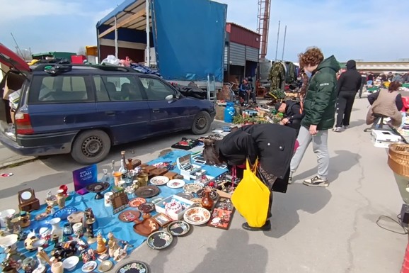(FOTO, VIDEO) BRENDIRANE STVARI ZA SMEŠNE PARE, CENKANJE KAO U TURSKOJ! I Beograđani hrle na subotički buvljak, ovde se vodi borba za svaki dinar: "Ako tražiš 200 dinara, on bi za 50!"