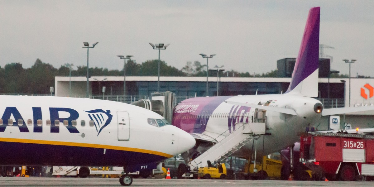 Ryanair korzysta z Boeinga 737-800 i zamówił B737 MAX 8. Flota węgierskich linii Wizz Air składa się z Airbusów A320 i A321