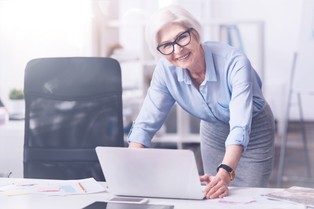 Polacy decydują się na dłużej pracować. Z jakich przywilejów mogą korzystać pracujący emeryci?