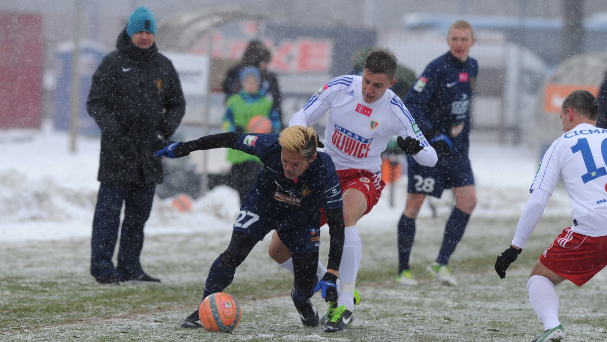 W niedzielę w Szczecinie w ramach 18. kolejki T-Mobile Ekstraklasy Pogoń po słabym widowisku przegrała z Piastem Gliwice 0:2 (0:1). Katem Portowców okazał się Czech Tomas Docekal, zdobywca dwóch bramek.