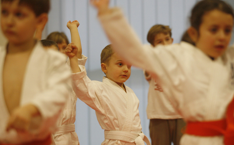 Dzieci ćwiczą na Zimowej Akademii Karate