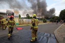 Pali się hurtownia sprzętu elektrycznego. RCB alarmuje o zanieczyszczeniu powietrza